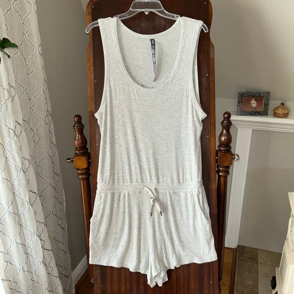 Vuori Pants - Vuori Torrey Romper in a gray color women’s XL EUC